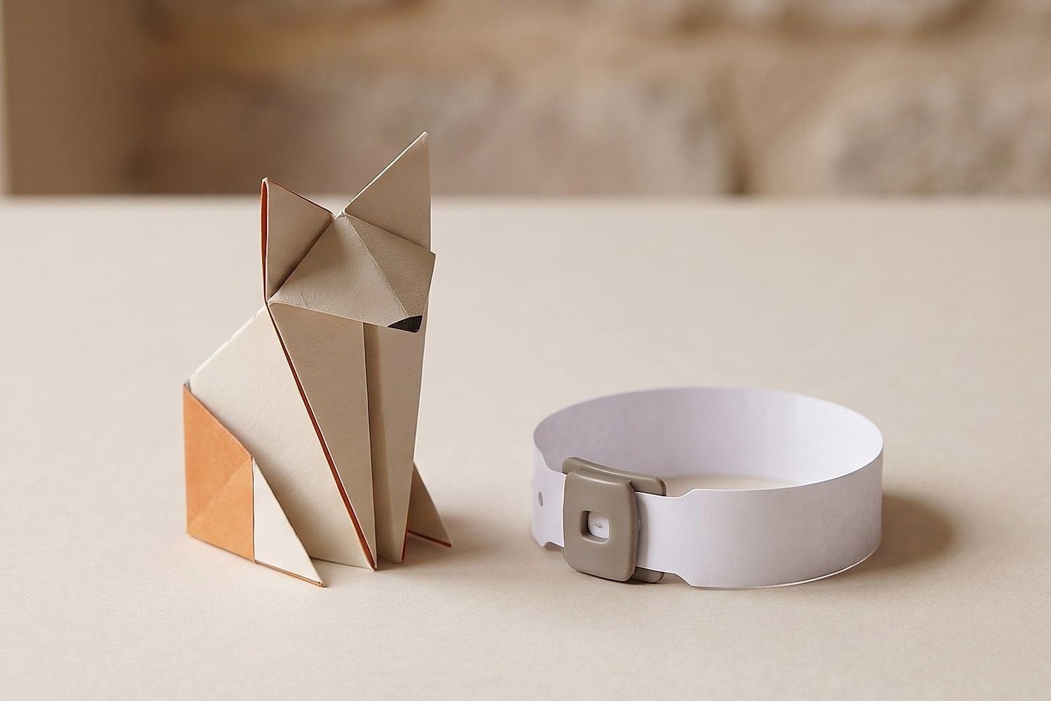 Ein Papierfuchs neben einem leeren Patientenarmband